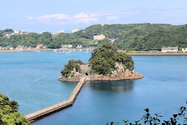 犬走島の全景（静岡県下田市）