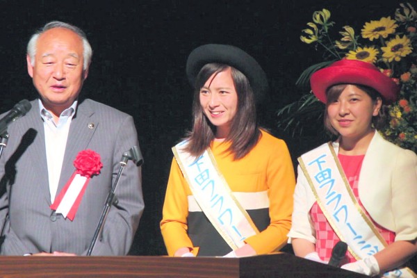 下田市の福井市長、下田フラワーミッションのTさんとOさん（フラワー都市交流連絡協議会 我がまち紹介）