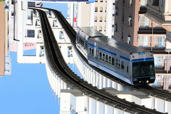 千葉都市モノレール1号線（上下左右を反転した画像）
