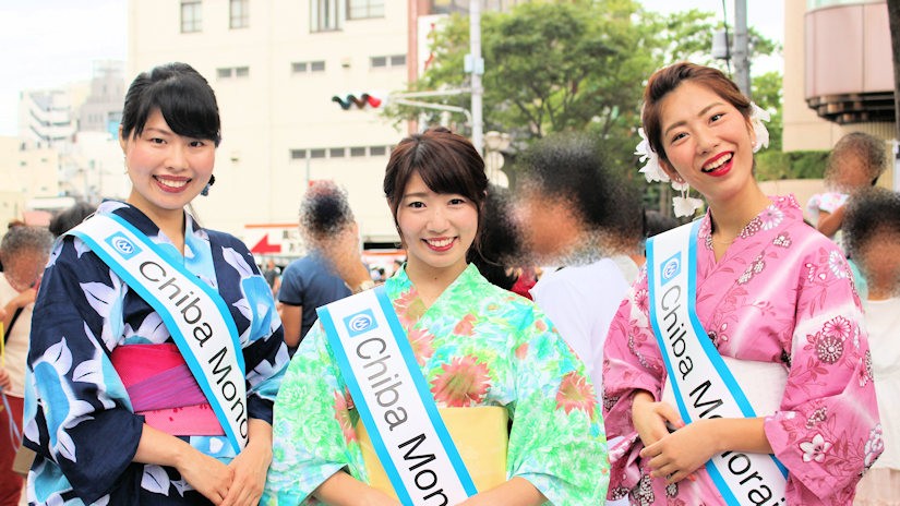 ちばモノレールガールの及川由紀子さん、吉田美樹さん、渡部はづきさん（第42回千葉の親子三代夏祭り）