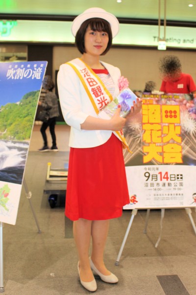 沼田観光親善大使の根岸梨帆さんは沼田市の観光キャンペーンで集客に活躍（大宮駅）