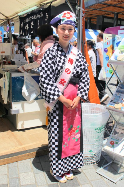 椿の女王の大野幸さんは大島町の特産品のPRに活躍（東京愛らんどフェア）
