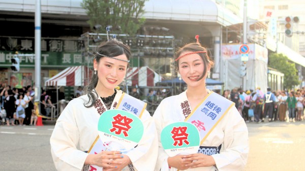 山上恵里果さんと上村春香さん（長岡まつり 平和祭）