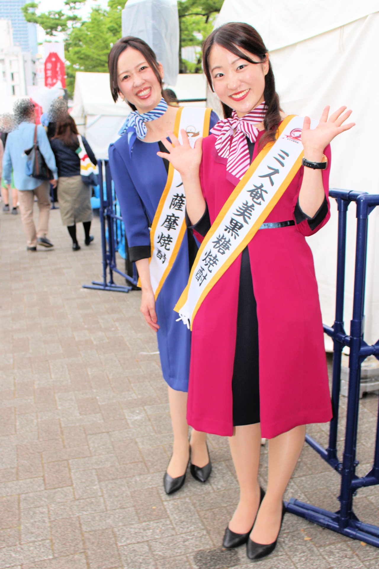 ミス薩摩焼酎の宮原梢恵さんとミス奄美黒糖焼酎の小森園明音さん（鹿児島焼酎＆ミュージックフェス 代々木公園）