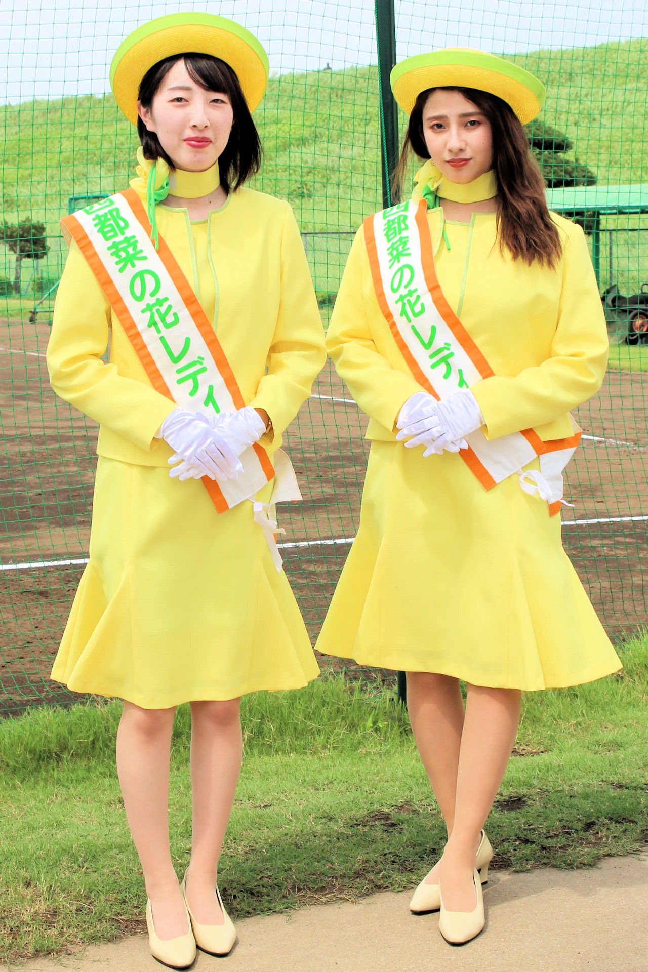 西都市DAYで活躍した西都菜の花レディの中武紗弓さんと中武葵さん（東京ヤクルトスワローズ戸田球場）