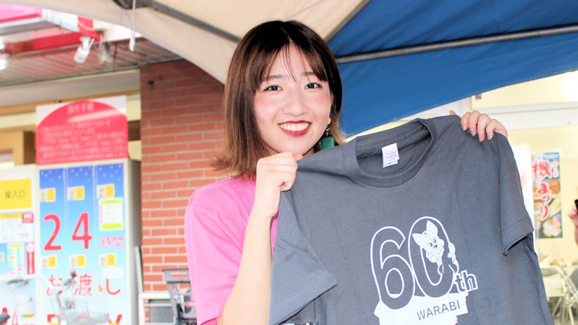 蕨市市制施行60年記念TシャツをPRする蕨宿宿場まつりミス宿場小町さん（機まつり 埼玉県蕨市）