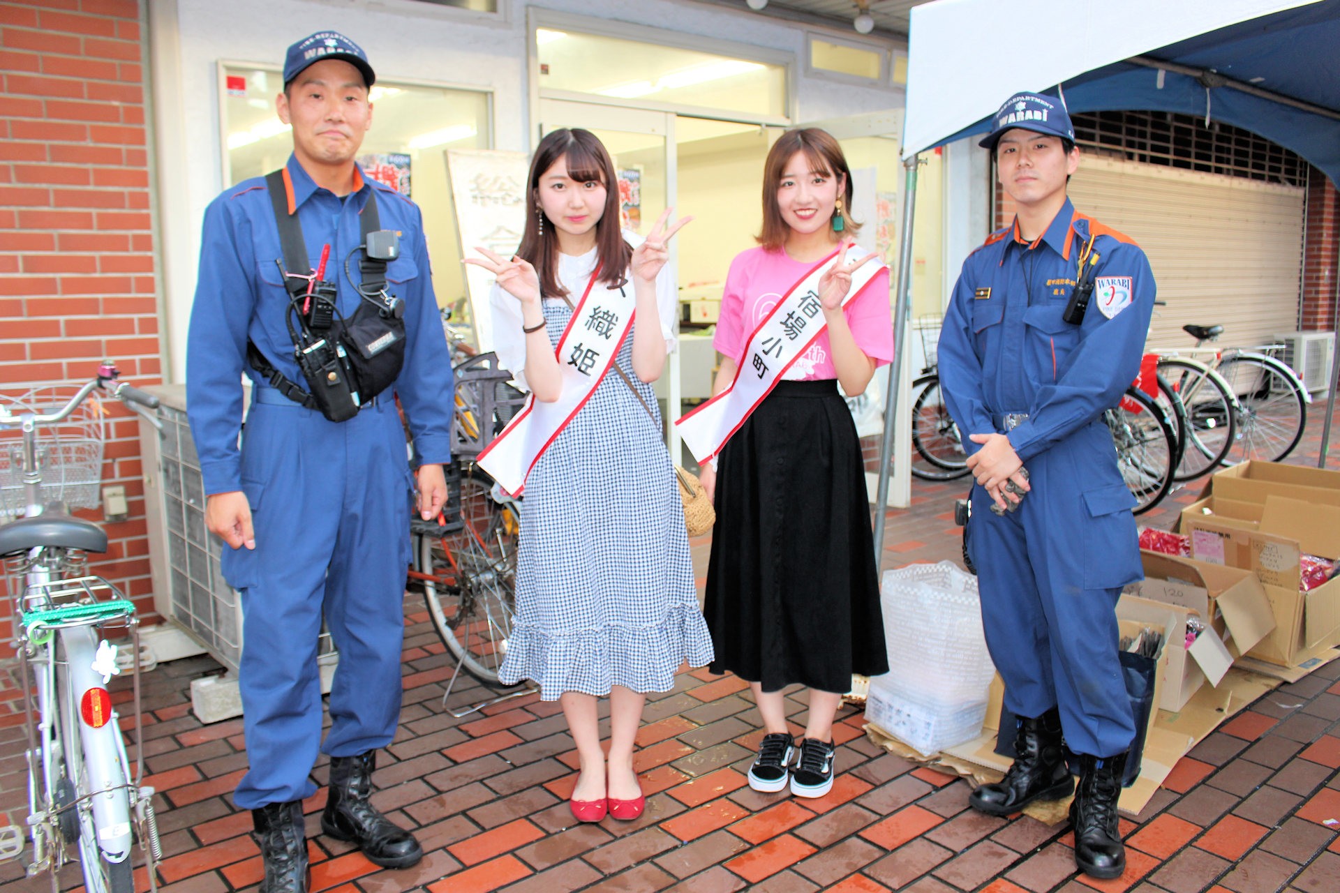 蕨市消防本部の隊員の皆さんとミス織姫・ミス宿場小町の皆さん（機まつり 埼玉県蕨市）