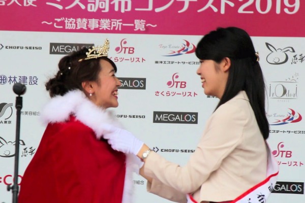 ミス調布2019グランプリに選出された小渕由香さん 右は前年グランプリの松澤ひかるさん（調布市観光親善大使ミス調布コンテスト2019ファイナル 調布市商工まつり ）