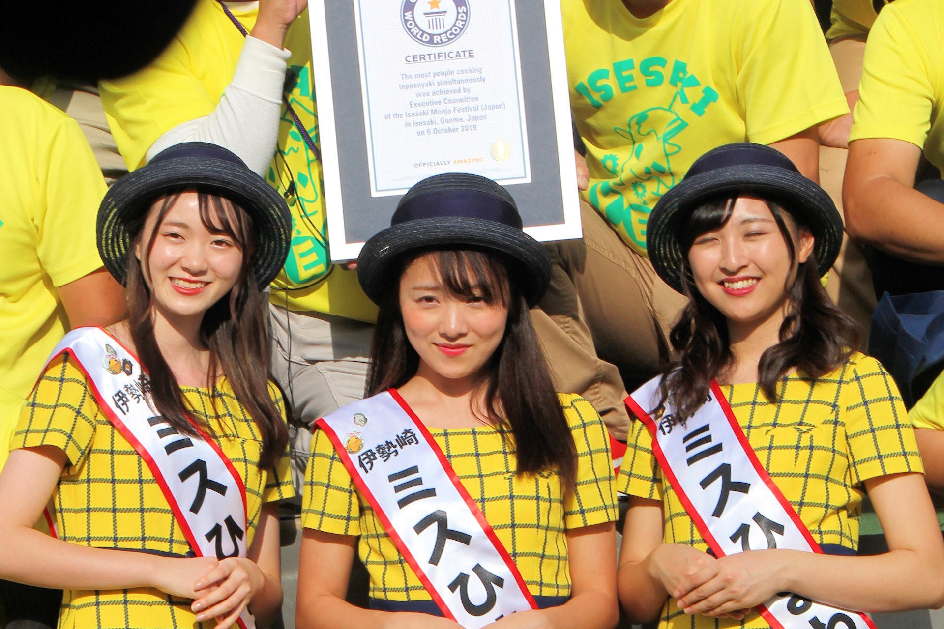 もんじゃ焼きでのギネスブック認定を祝う伊勢崎ミスひまわりの定方美幸さん、山口紗奈枝さん、高橋美澪さん（いせさきもんじゃまつり）