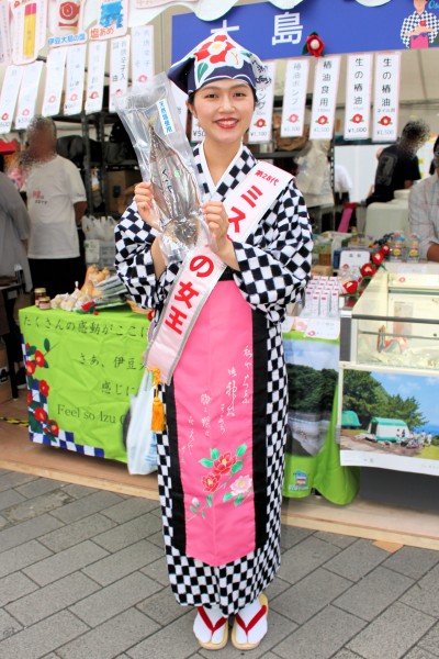 ミス椿の女王の原川朋華さんは大島町のブース前で「くさや」をPR（東京愛らんどフェア 新橋駅前SL広場）