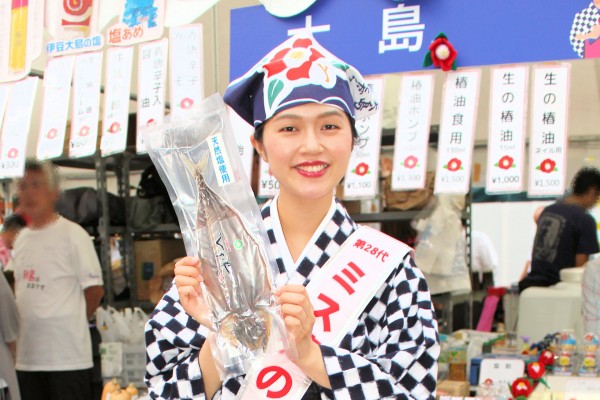 ミス椿の女王の原川朋華さんは大島町のブース前で「くさや」をPR（東京愛らんどフェア 新橋駅前SL広場）