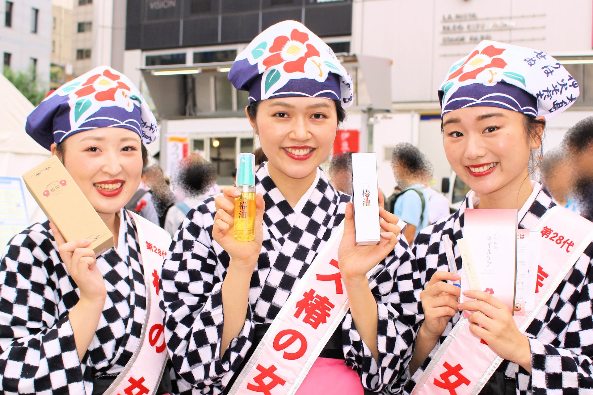 椿の女王の橋本薫乃さん、ミス椿の女王の原川朋華さん、椿の女王の大野幸さん（東京愛らんどフェア 新橋駅前SL広場）