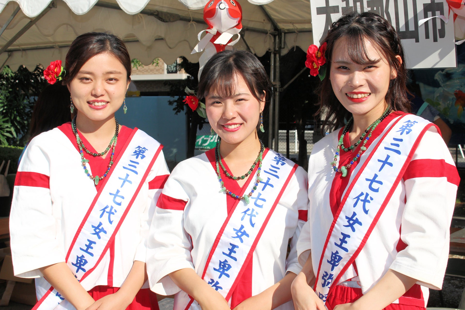 第37代女王卑弥呼（大和郡山市）の北出眞子さん、友田朱音さん、中川愛菜さん（山陽鉄道フェスティバル 兵庫県明石市）