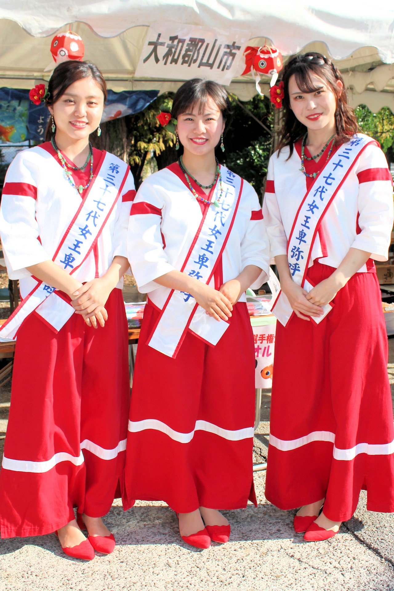 女王卑弥呼の北出眞子さん、友田朱音さん、中川愛菜さんは大和郡山市の観光資源PRに活躍（山陽鉄道フェスティバル 東二見車両工場）