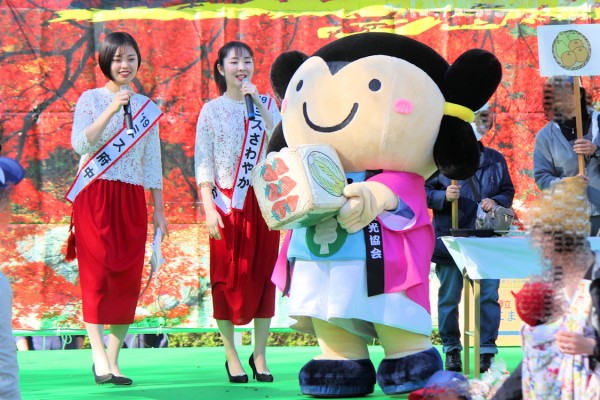 府中市農業まつりで活躍するミス府中とミスさわやかのお二人 着ぐるみは府中観光協会（東京）の古都見ちゃん（東京都府中市）