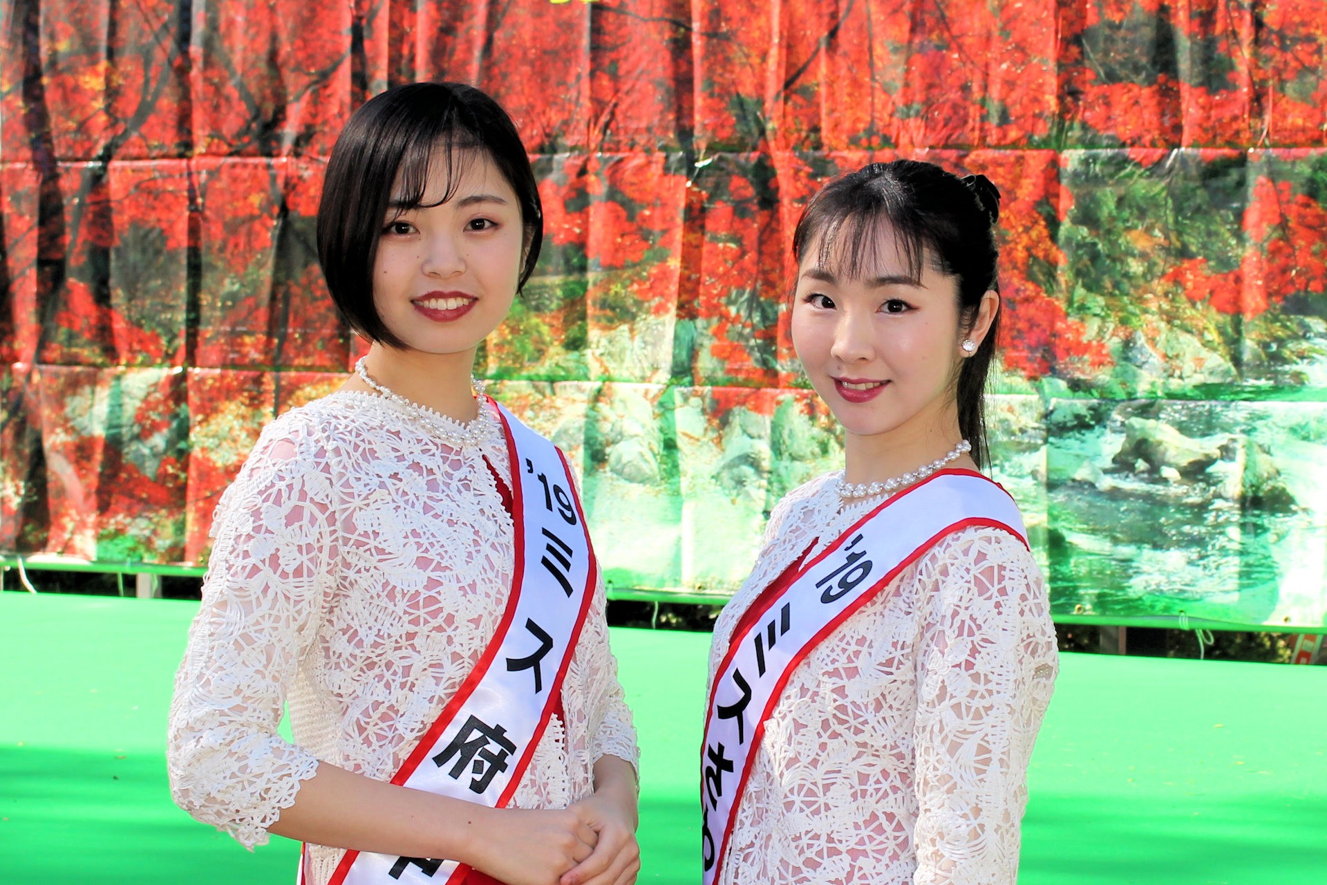 ミス府中の小宮陽菜さんとミスさわやかの高橋由紀子さん（府中市農業まつり 東京都府中市）