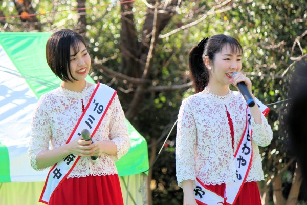 府中市農業まつりで活躍するミス府中さんとミスさわやかさん（東京都府中市）