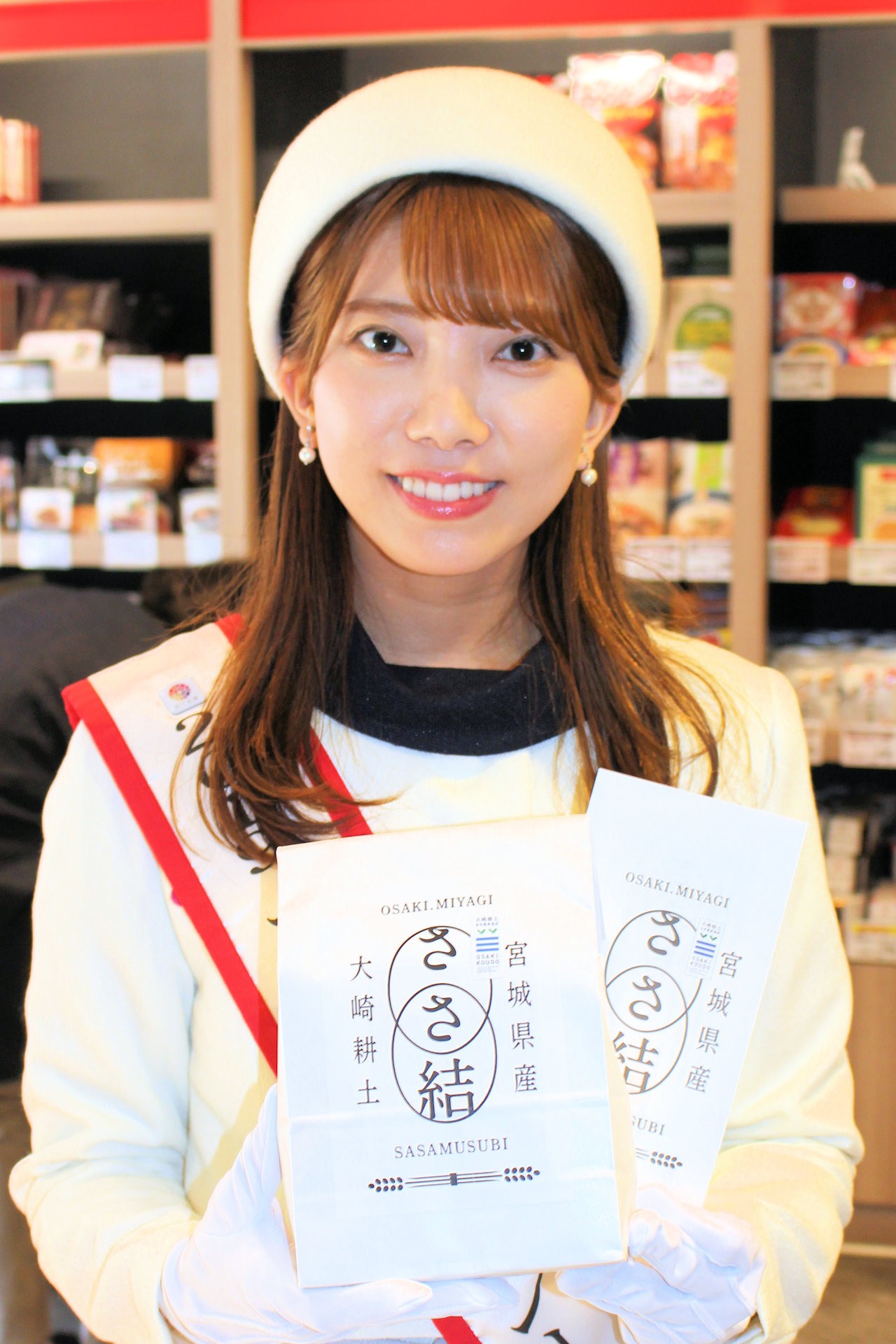 みやぎライシーレディーの小池美香子さんは「みやぎ旬食マルシェ」の「だて正夢」と「ささ結」のお米のすくい取りをPR（宮城ふるさとプラザ 東京都豊島区）