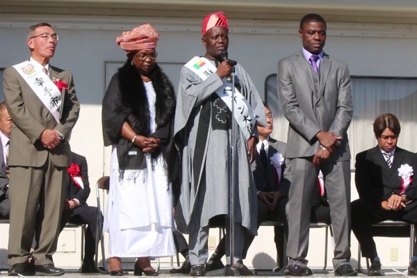 (right) Mr. Zakari Jabil, known as an NBA player Rui Hachimura's father. His Excellency the Ambassador of Benin Mr. Adechoubou and Mrs. Adechoubou. (left) The Honorable Mr. Kimura, mayor of Satte City. - Nov 11 2019, Satte City Citizen Festival