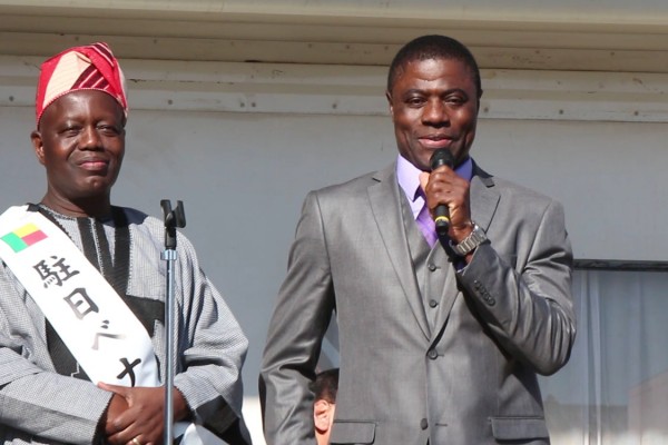 (left) His Excellency the Ambassador of Benin Mr. Adechoubou, (right) Mr. Zakari Jabil, known as an NBA player Rui Hachimura's father 八村塁選手の父親のザカリさん（右）とベナン共和国のアディチュブ大使