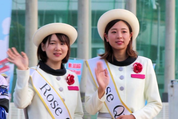 ローズクイーンの小畑美鳥さんと天海希利香さん（まえばし赤城山ヒルクライム大会）