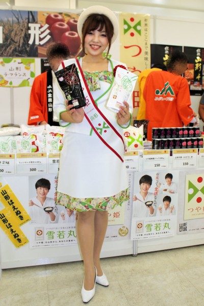 つや姫レディの高橋汐里さんは山形県産米を絶賛PR中（農林水産祭実りのフェスティバル）