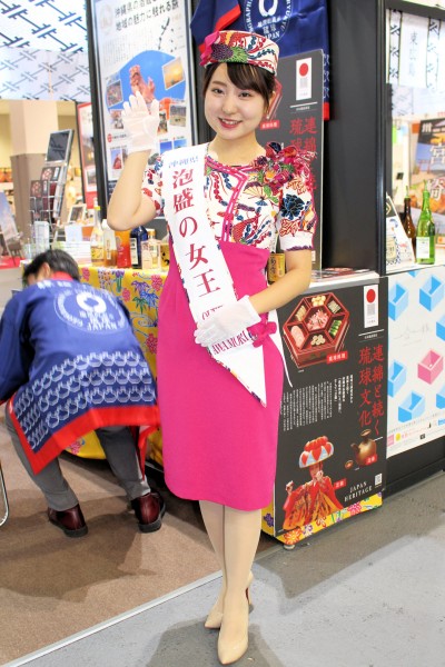 泡盛の女王2019の喜納舞杏さんは沖縄県産酒のPRに活躍（ツーリズムEXPOジャパン）