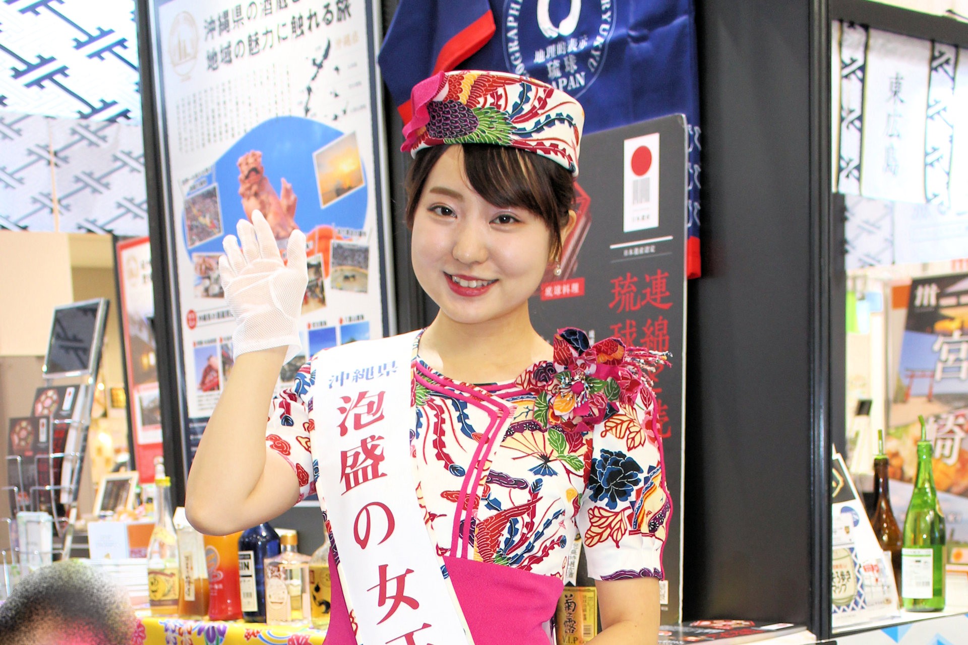 泡盛の女王さんはツーリズムEXPO2019で沖縄県産酒のPRに活躍（喜納舞杏さん）