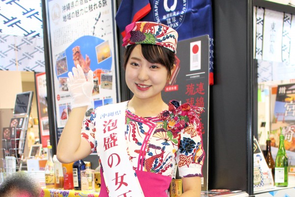 泡盛の女王の喜納舞杏さんは沖縄県産酒のPRに活躍（ツーリズムEXPOジャパン）