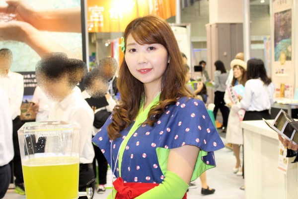 かごしまCHAガールの森田茉莉花さんは鹿児島茶のPRに活躍（ツーリズムEXPOジャパン）