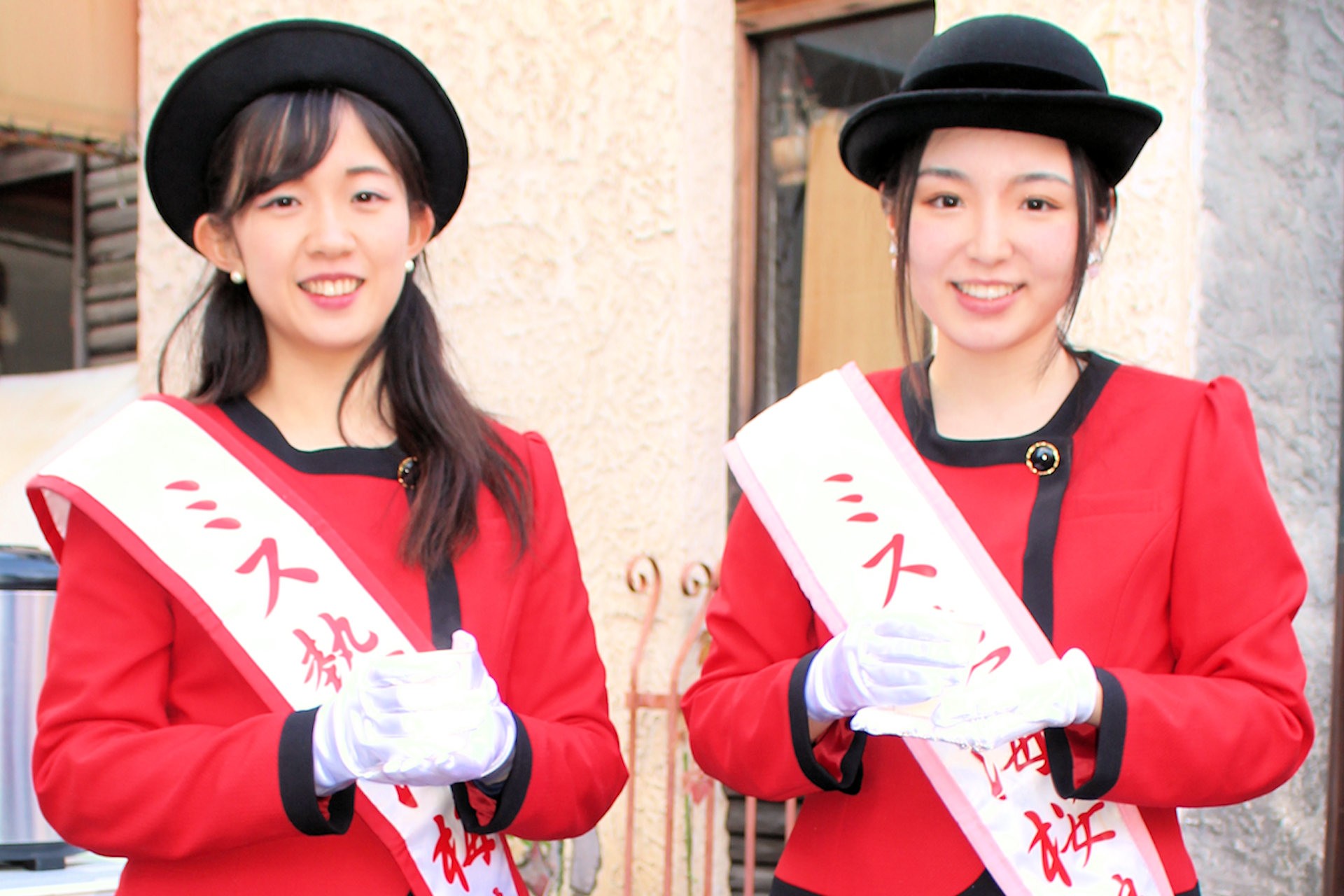 Julia KOTAKE and Rika HONDA, Miss Atami Plum & Cherry Blossom Belles, promo girls for Atami City Tourism - ミス熱海梅娘の小竹珠利亜さんとミス熱海桜娘の本田りかさんは来園者に「桜湯」を振る舞っています（糸川桜まつり 静岡県熱海市）