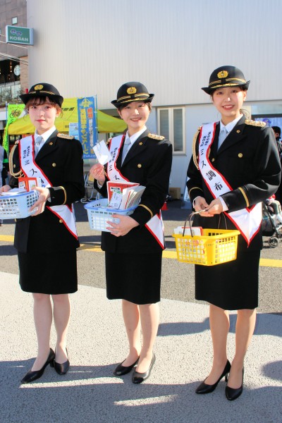 ミス調布の林彩加さん、熊木仁美さん、小渕由香さん（110番の日 調布署 新春安全安心キャンペーン 調布駅前）