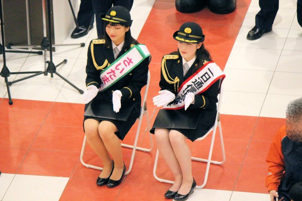 さいたま小町（さいたま観光大使）朝見紗也香さんと成重深愛さん（110番の日イベント イオンモール与野）