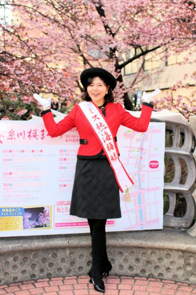 2020-2021ミス熱海梅娘の佐藤未菜さんは「糸川桜まつり」で来場客の接遇に活躍（静岡県熱海市）