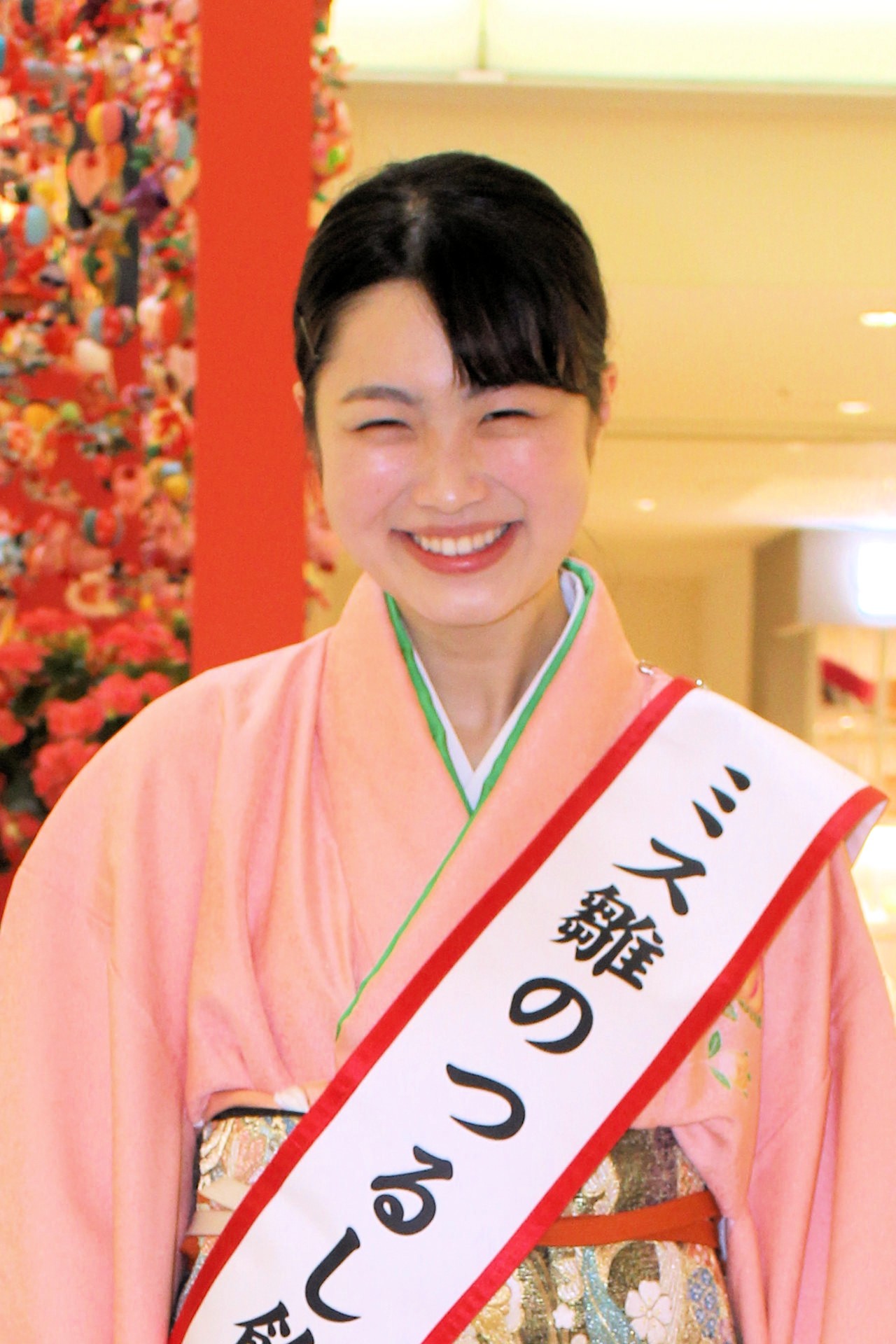 ミス雛のつるし飾りの髙瀬美咲さんは玉川高島屋のタマタカひなまつりで伊豆稲取温泉のある東伊豆町のPRに活躍（玉川高島屋S・C）