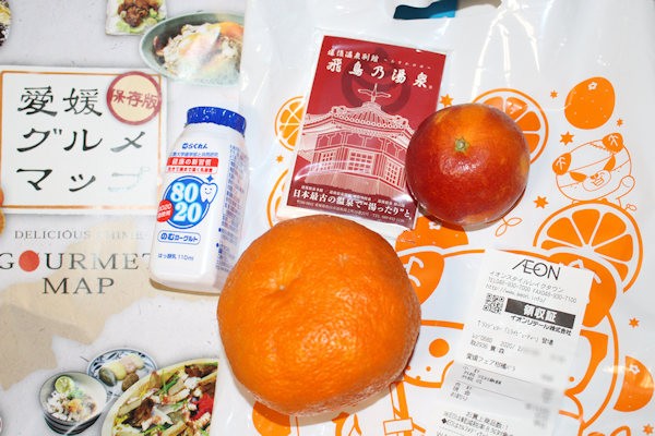 愛媛県産のイヨカン 赤いのはノベルティのブラッドオレンジ（愛媛県フェアにて購入 イオンレイクタンmoriのイオンリテール）