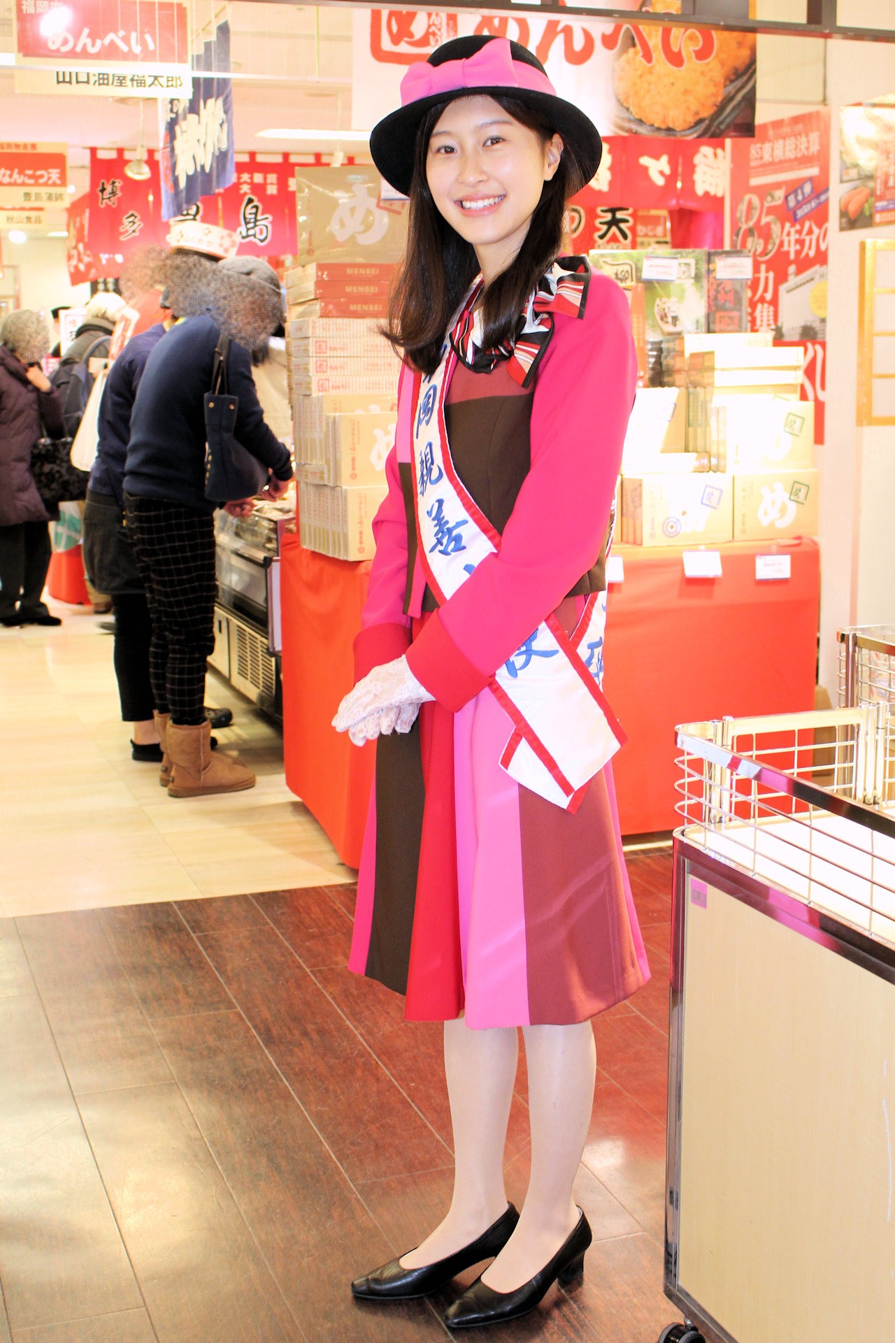 福岡親善大使さんは福岡物産展で東急東横店の来客を接遇（平嶋沙帆さん 東京都渋谷区の東急百貨店東横店 許可を得て撮影）