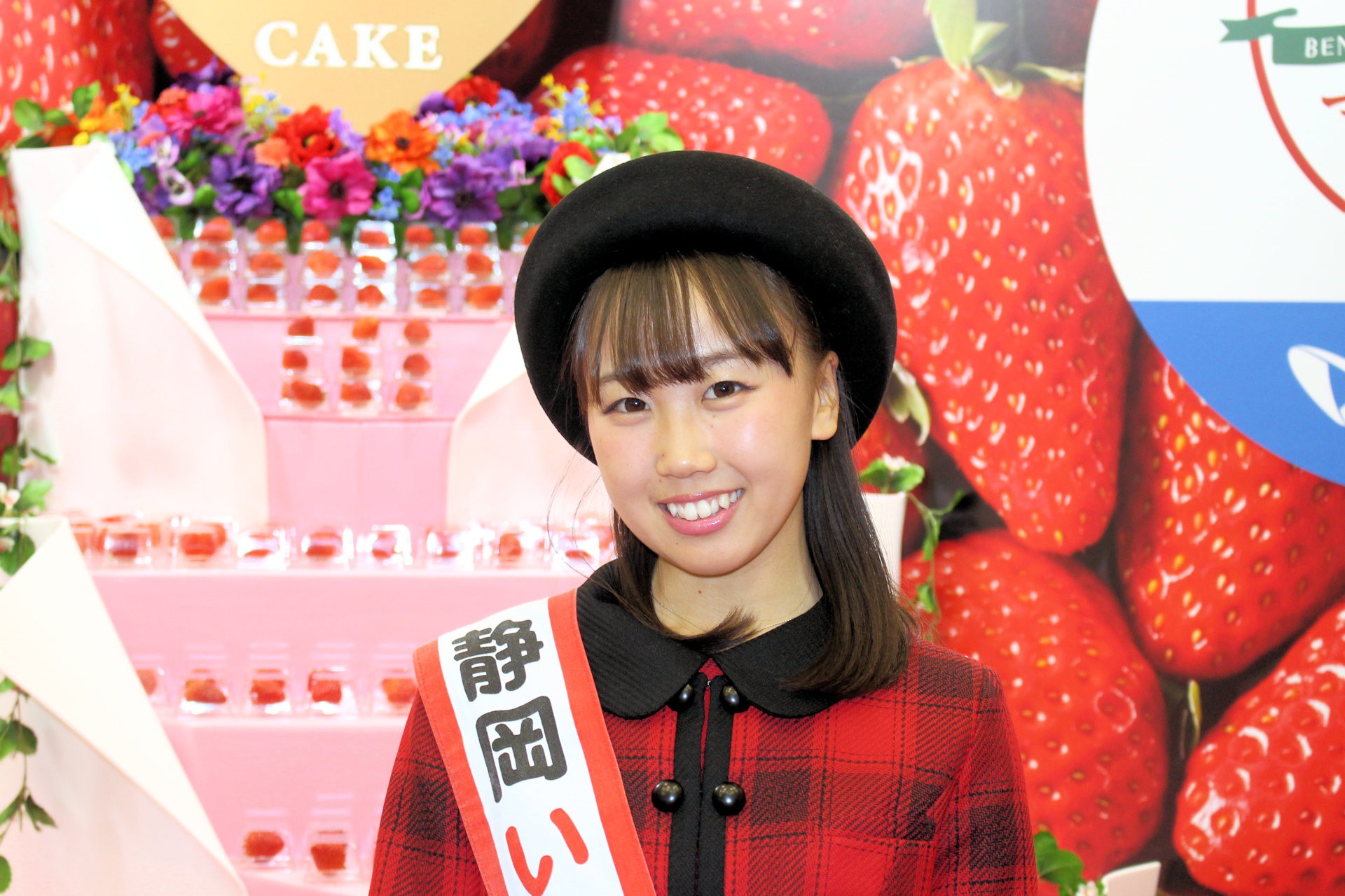 静岡いちご娘の石川由美さん（「紅ほっぺ きらぴ香 静岡いちごマルシェ」小田急百貨店 新宿駅自由通路）