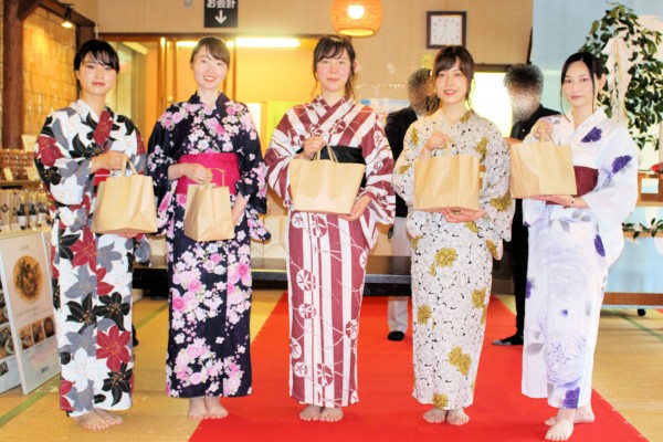 安中観光キャンペーンレディーの上原麻莉菜さん、齋藤聖子さん、中村ちはるさん、佐藤早紀さん、一条マコトさん（磯部簗 群馬県安中市）