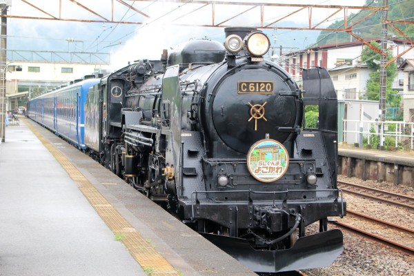 「SL ELぐんま よこかわ」を牽引するC61（横川駅 群馬県安中市）