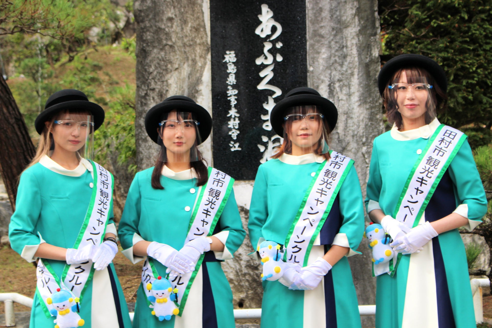 田村市観光キャンペーンクルーの村越芽生さん、蒲生絢香さん、遠藤リリカさん、白岩真未さん（あぶくま洞 福島県田村市滝根町）