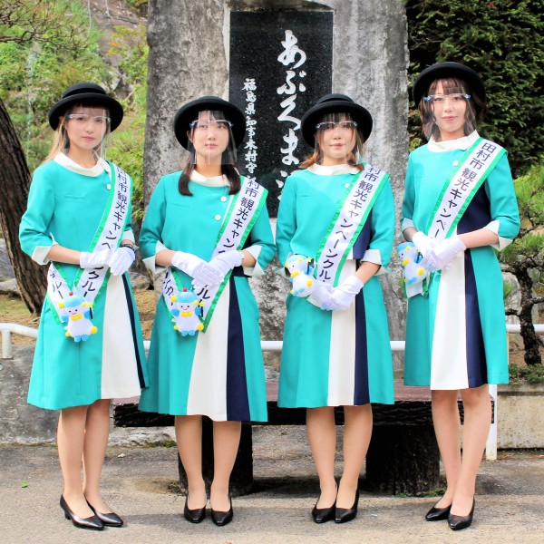 田村市観光キャンペーンクルーの村越芽生さん、蒲生絢香さん、村越芽生さん、白岩真未さん、遠藤リリカさん（あぶくま洞 福島県田村市滝根町）