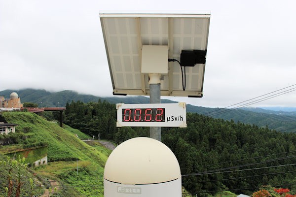放射線量を計測表示する固定式の線量計（あぶくま洞 福島県田村市）