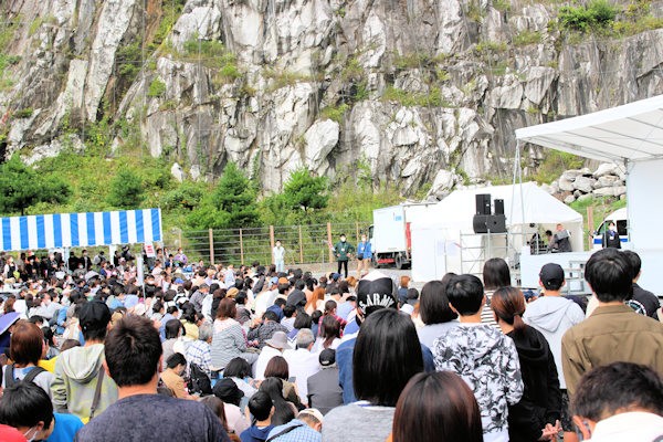 「あぶくま洞2020秋まつり」の場内のステージ前の様子（福島県田村市）