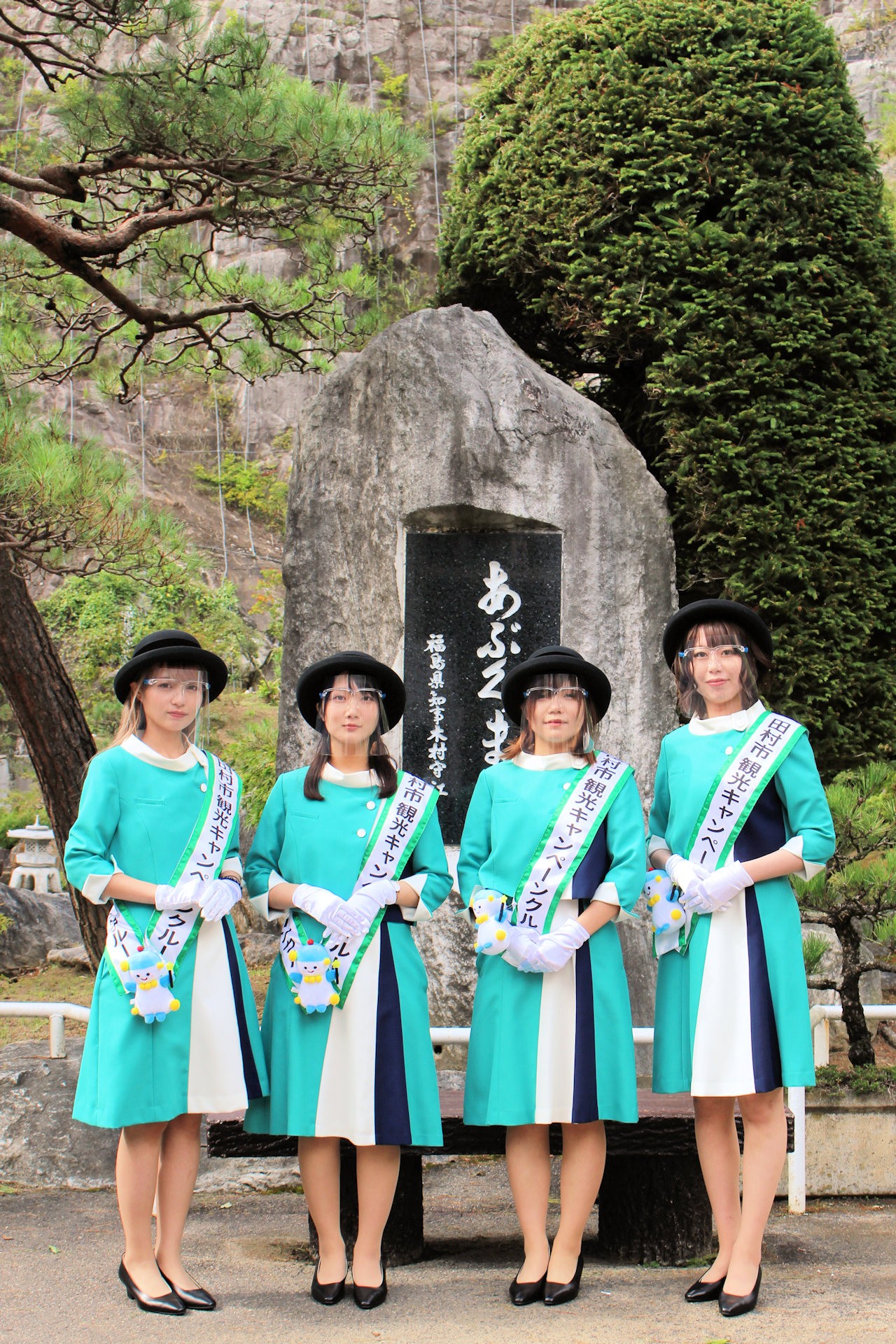 田村市観光キャンペーンクルーの村越芽生さん、蒲生絢香さん、遠藤リリカさん、白岩真未さん（あぶくま洞 福島県田村市滝根町）