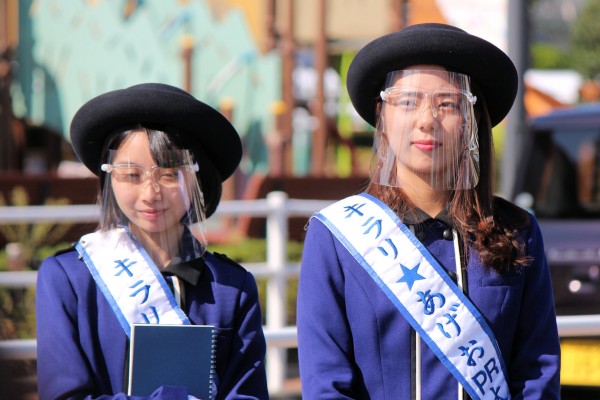 フレッシュあげおの高橋理沙さんと鐘本千優さん（あげお食フェスinアリオ上尾）