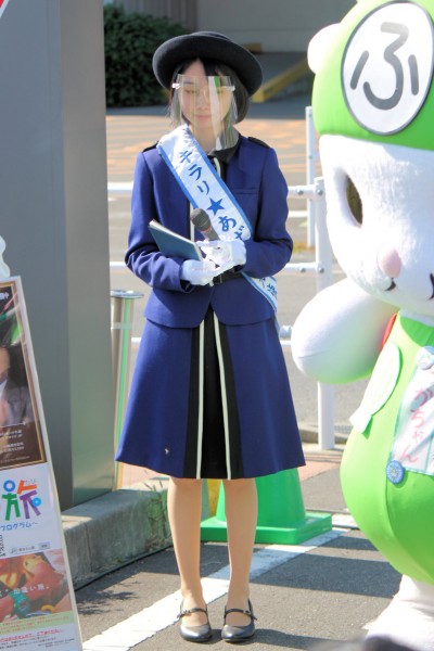 フレッシュあげおの髙橋理沙さん 右は深谷市のふっかちゃん（あげお食フェスinアリオ上尾）