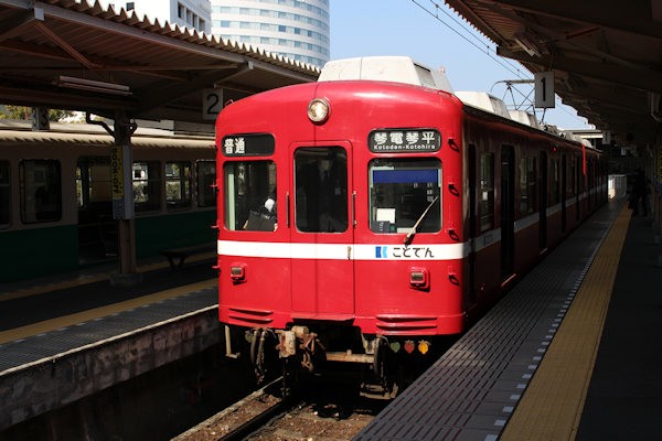 高松琴平電気鉄道（ことでん）の京急電車色の電車（高松築港駅）