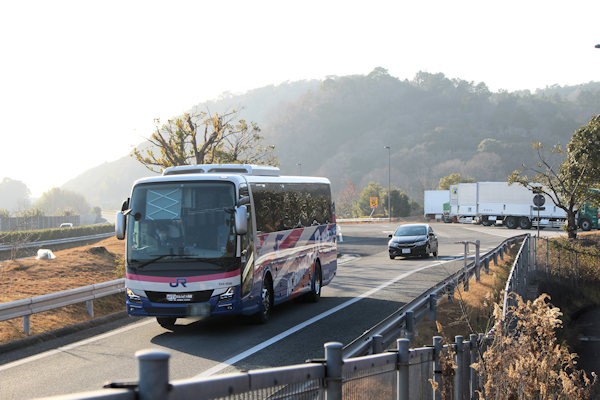 高松自動車道の「鳴門西」バス停を出る西日本JRバス（徳島県鳴門市）