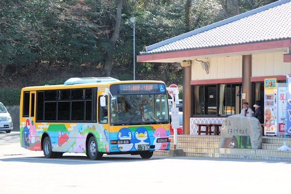 屋島山上で発車を待つ屋島山上シャトルバス（高松市）